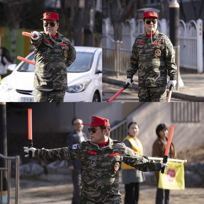 ‘김부장’ 윤경호, 해병 전우회 전투복 입고 '녹색 아버지' 첫 등장